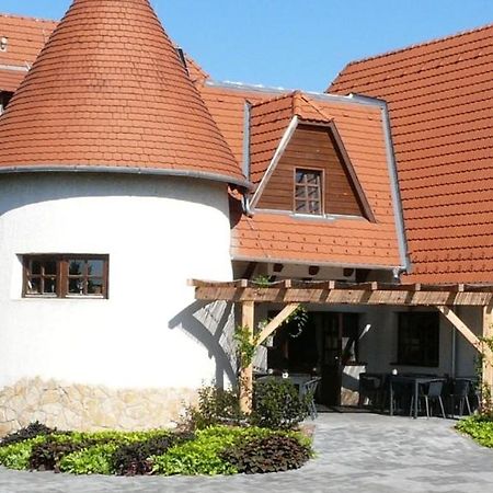 ヴェスプレーム Kadarta Vendeglo Panzio Bed & Breakfast エクステリア 写真