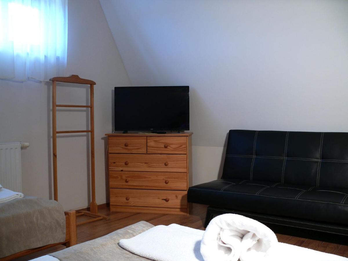 ヴェスプレーム Kadarta Vendeglo Panzio Bed & Breakfast エクステリア 写真