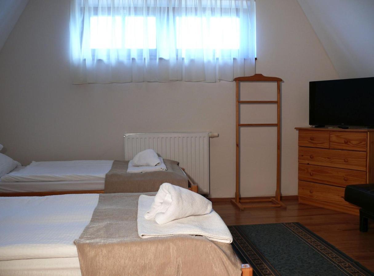 ヴェスプレーム Kadarta Vendeglo Panzio Bed & Breakfast エクステリア 写真